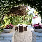 Komfortables Apartment Mit Privater Terrasse, Spielplatz, Grill, Liegen, Waschmaschine