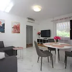 Komfortables Apartment Mit Privater Terrasse, Spielplatz, Grill, Liegen, Waschmaschine