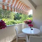 Komfortables Apartment Mit Privater Terrasse, Spielplatz, Grill, Liegen, Waschmaschine