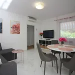 Komfortables Apartment Mit Privater Terrasse, Spielplatz, Grill, Liegen, Waschmaschine