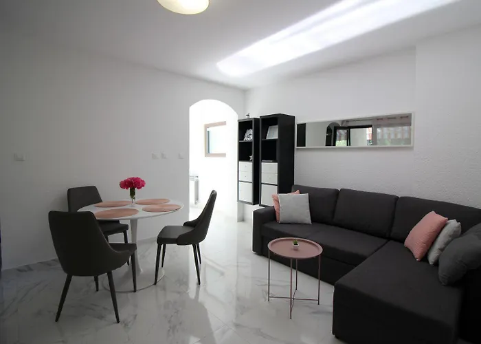 Komfortables Apartment Mit Privater Terrasse, Spielplatz, Grill, Liegen, Waschmaschine