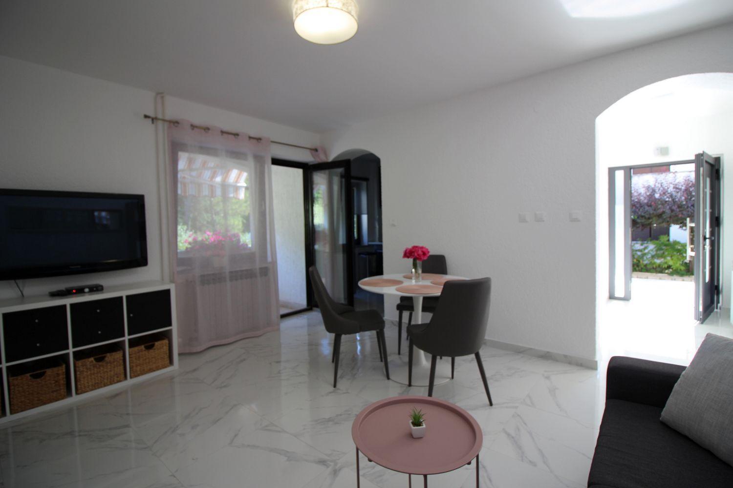 Apartment Komfortables Mit Privater Terrasse, Spielplatz, Grill, Liegen, Waschmaschine Poreč