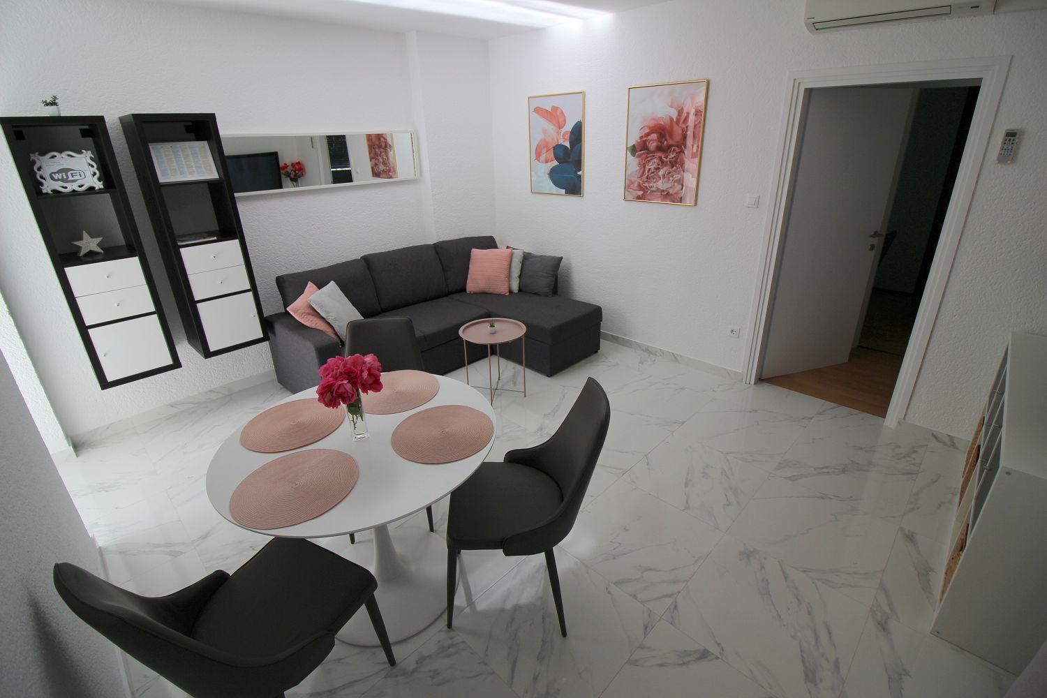 Komfortables Mit Privater Terrasse, Spielplatz, Grill, Liegen, Waschmaschine