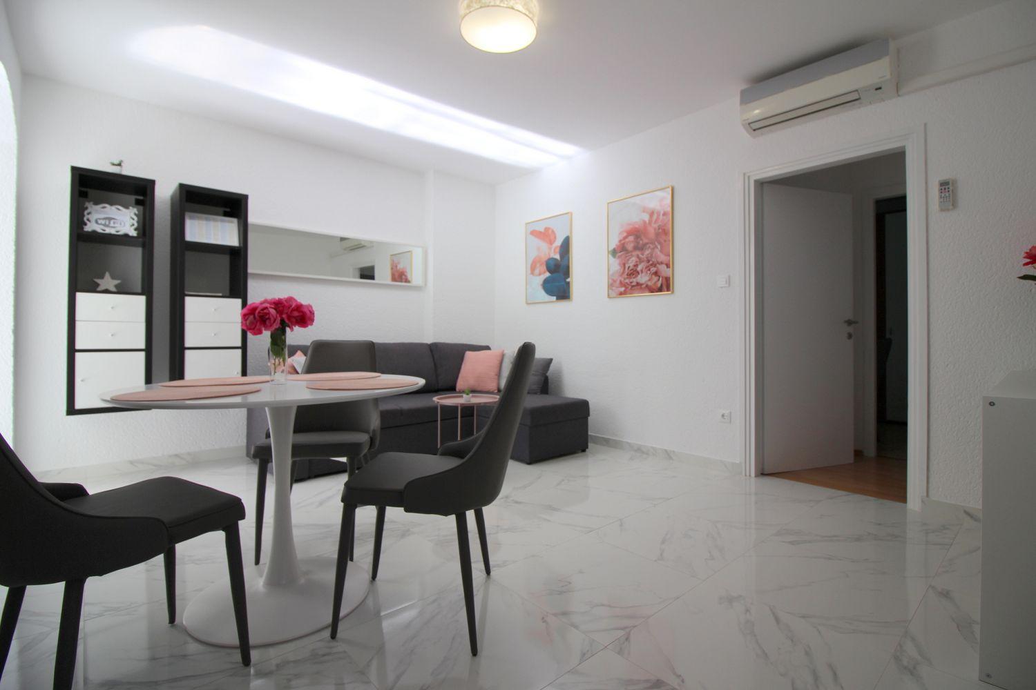 Apartment Komfortables Mit Privater Terrasse, Spielplatz, Grill, Liegen, Waschmaschine Poreč