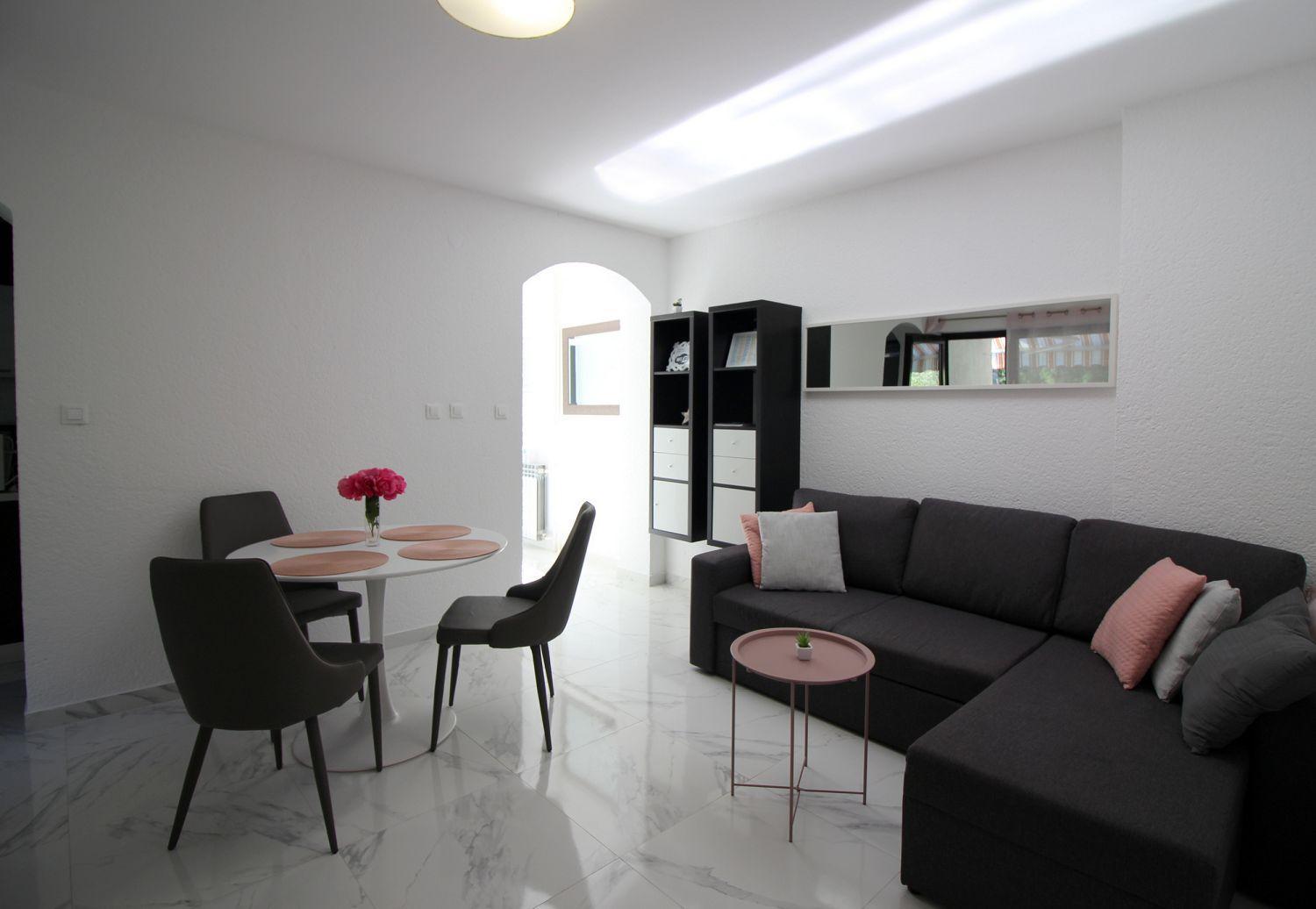 Komfortables Mit Privater Terrasse, Spielplatz, Grill, Liegen, Waschmaschine Poreč