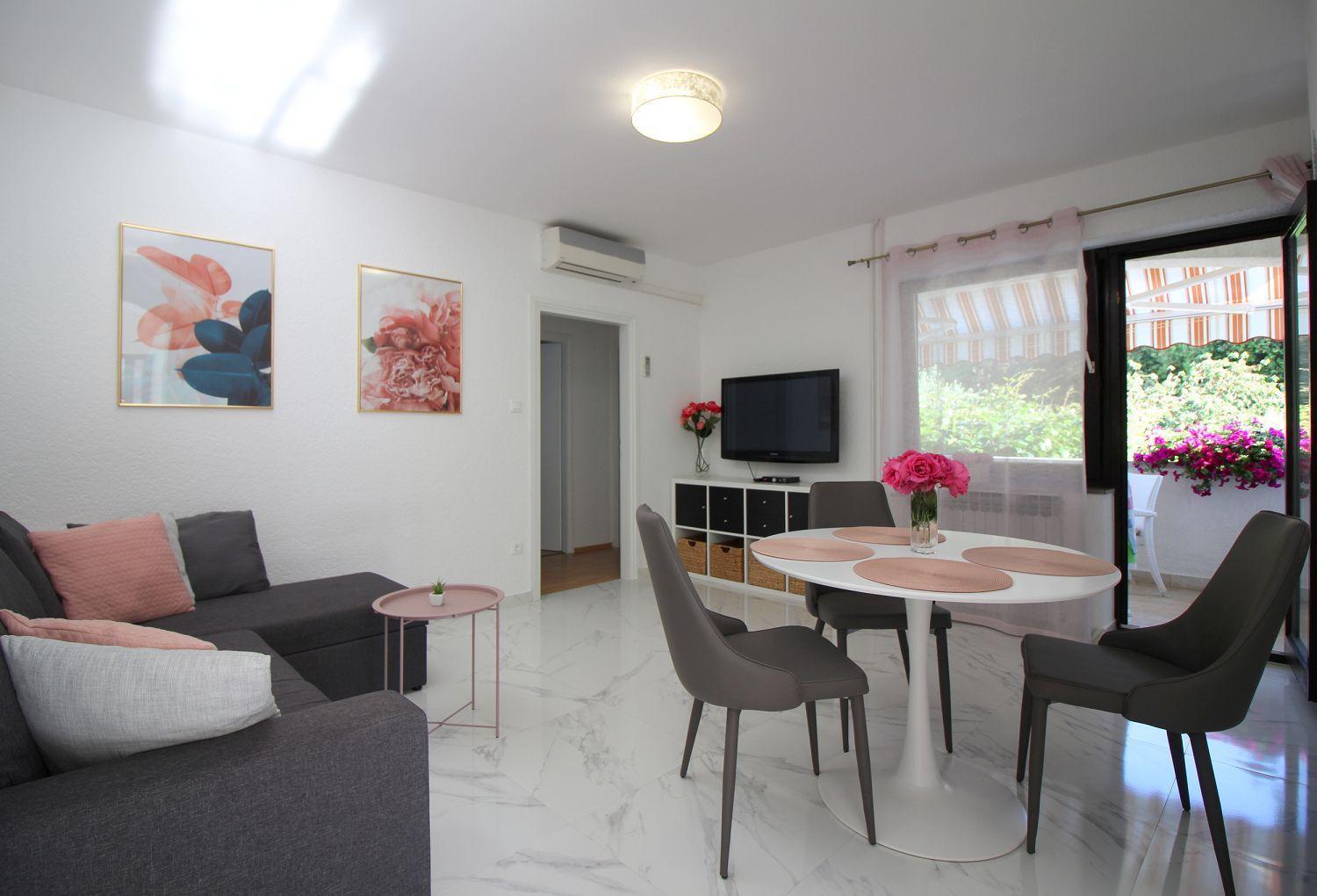 Komfortables Mit Privater Terrasse, Spielplatz, Grill, Liegen, Waschmaschine Apartment