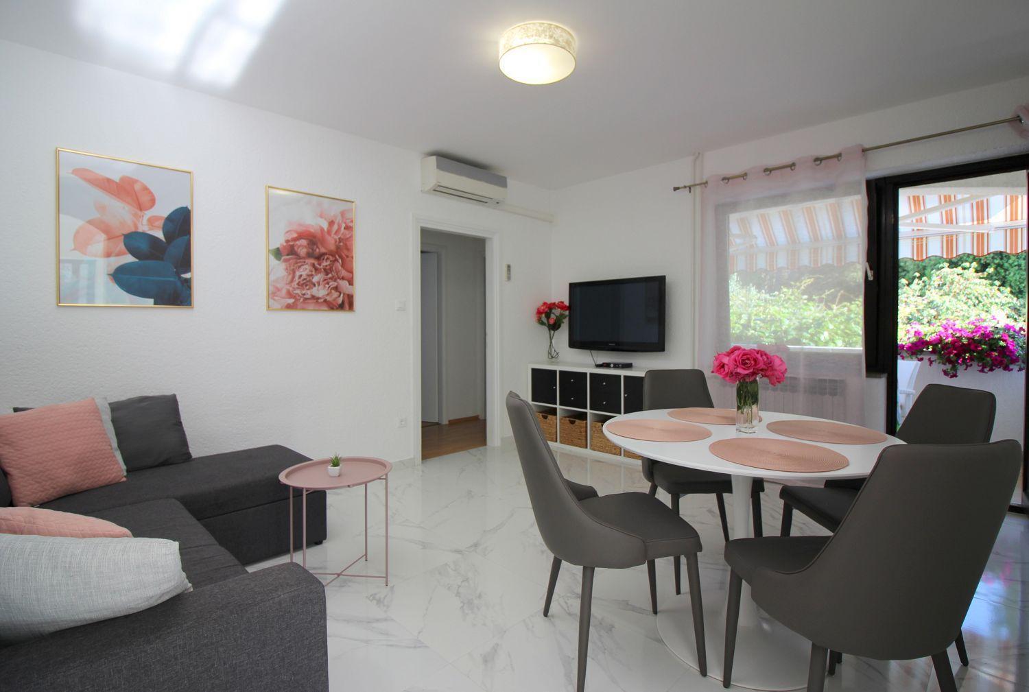 Apartment Komfortables Mit Privater Terrasse, Spielplatz, Grill, Liegen, Waschmaschine Poreč